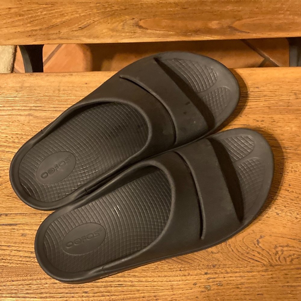 OOFOS Dark Slide Sandals, women’s size 9